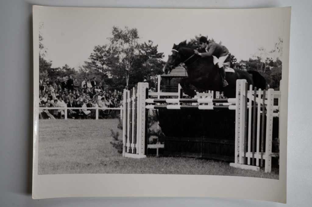 PHOTO Argentique	France	Equitation cheval saut d'obstacles	17X23	1970