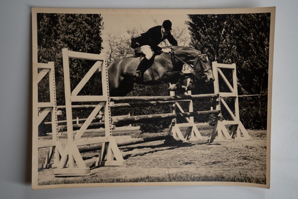 PHOTO Argentique	France	Equitation cheval saut d'obstacles	17X23	1970