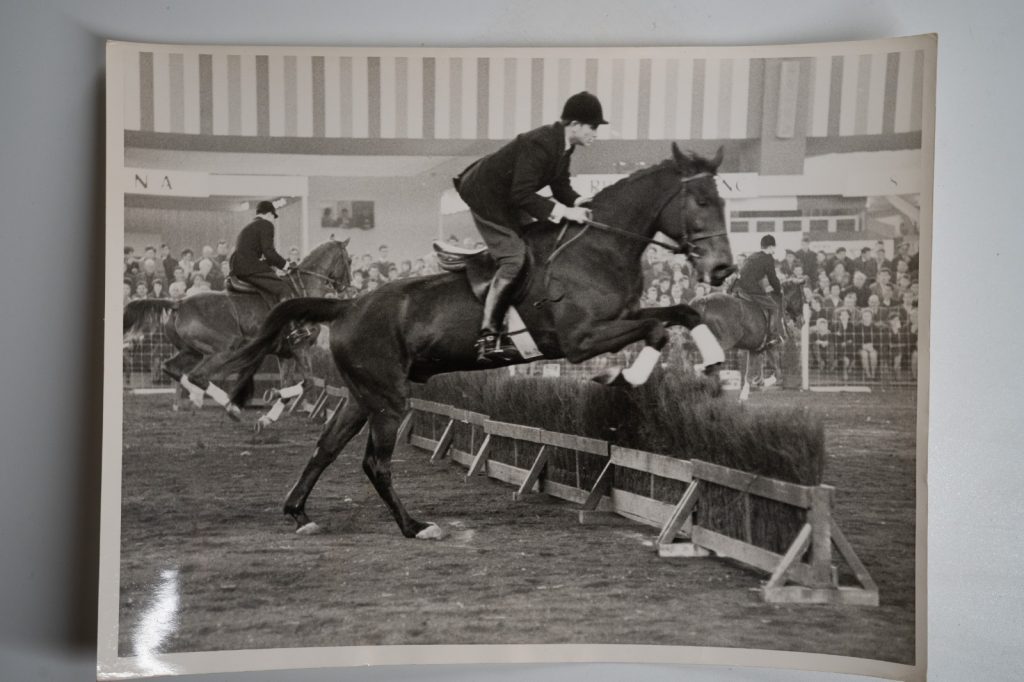 PHOTO Argentique France Equitation cheval saut d'obstacles 17X23 1970