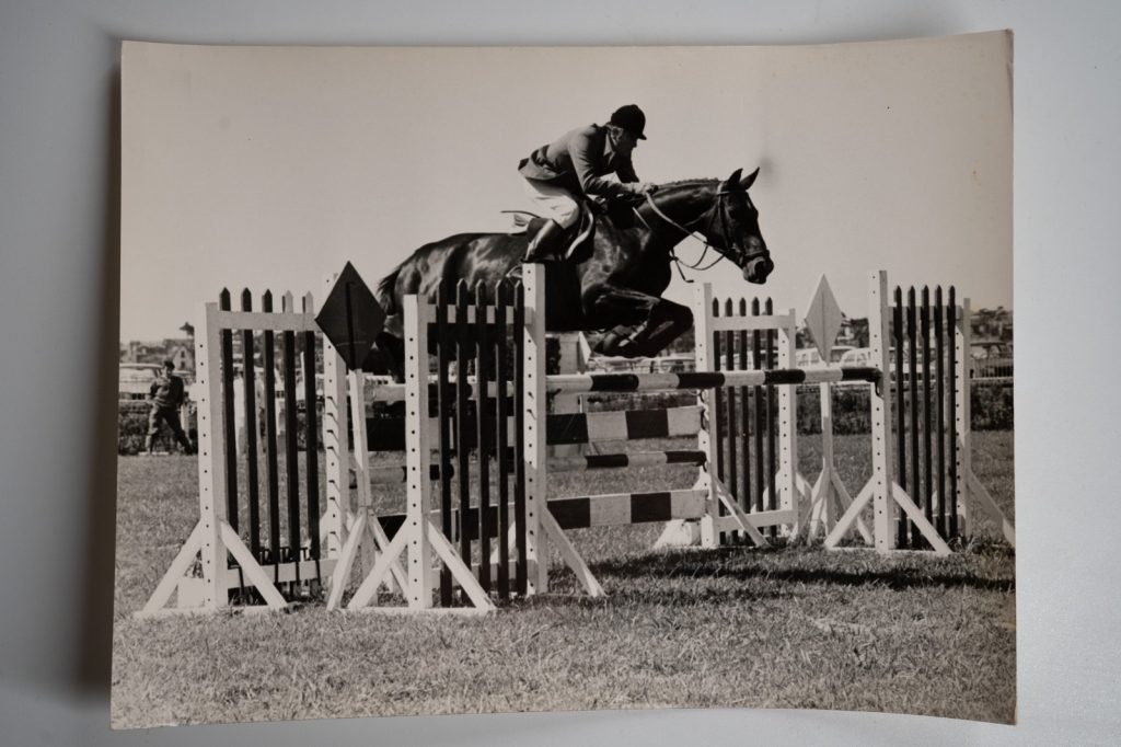 PHOTO Argentique	France	Equitation cheval saut d'obstacles	17X23	1970