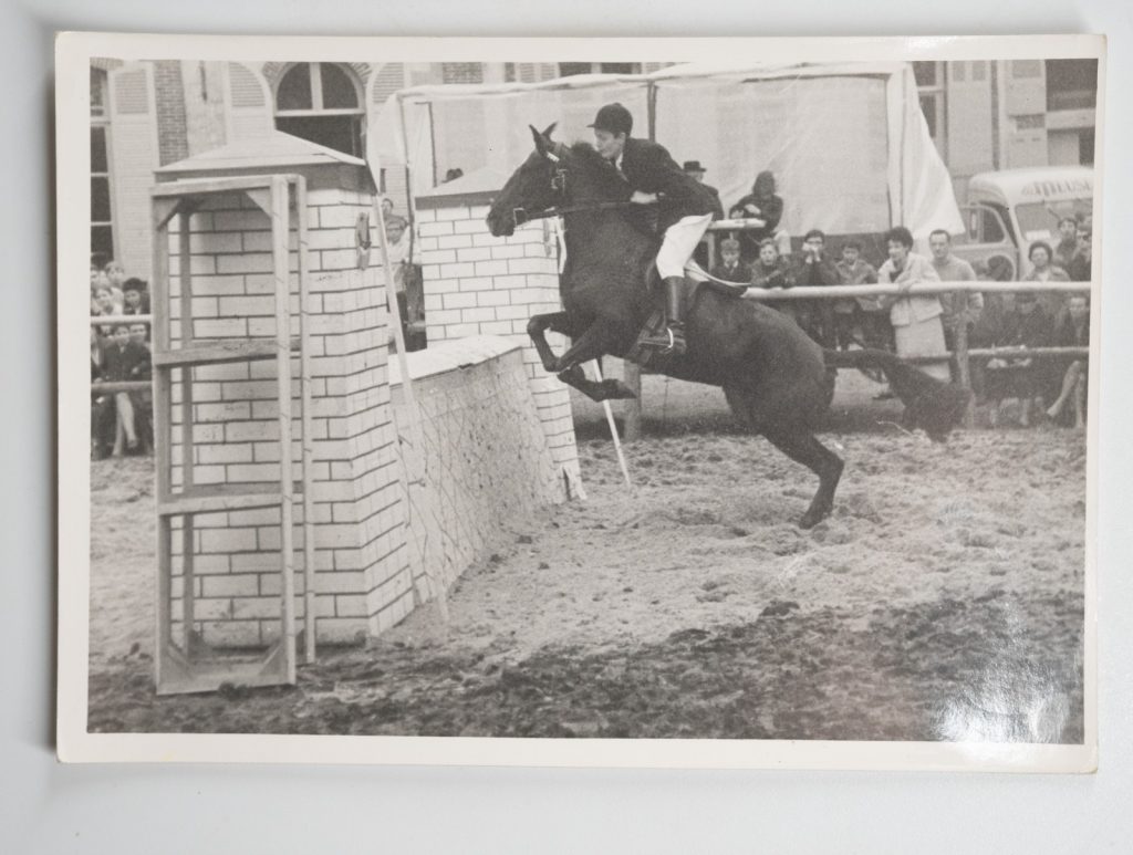 PHOTO Argentique	France	Equitation cheval saut d'obstacles	13X17cm	1970