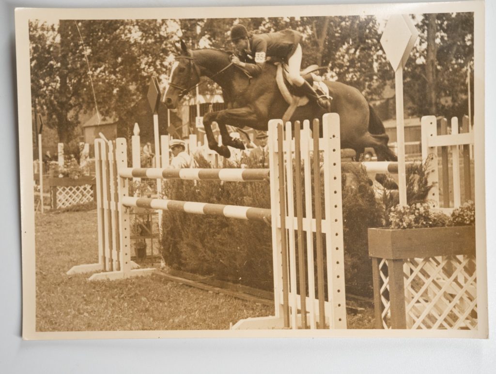 PHOTO Argentique France Equitation cheval saut d'obstacles 13X17cm 1970