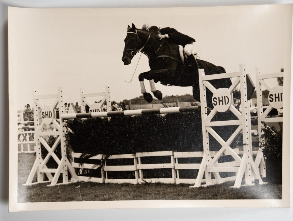 PHOTO Argentique France Equitation cheval saut d'obstacles 13X17cm 1970