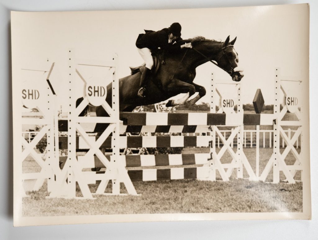 PHOTO Argentique France Equitation cheval saut d'obstacles 13X17cm 1970