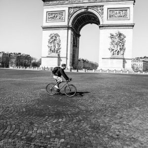 Tirage photo argentique noir et blanc Arc de Triomphe Paris. Format 45x60cm