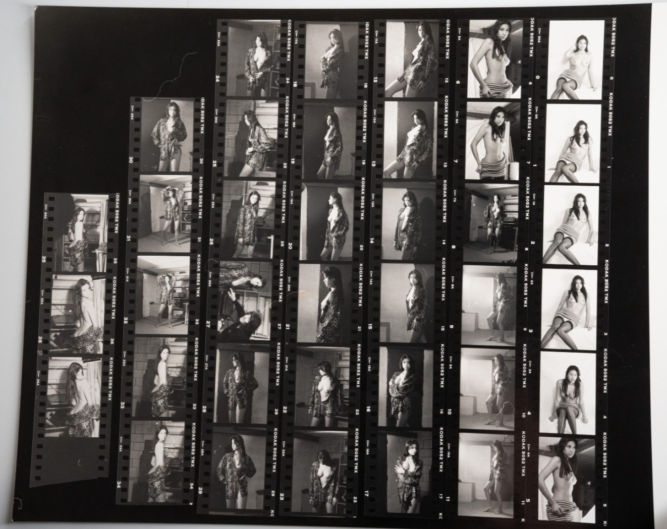 PHOTO Argentique France Planche contact femme nue nu artistique 24x30cm 1980