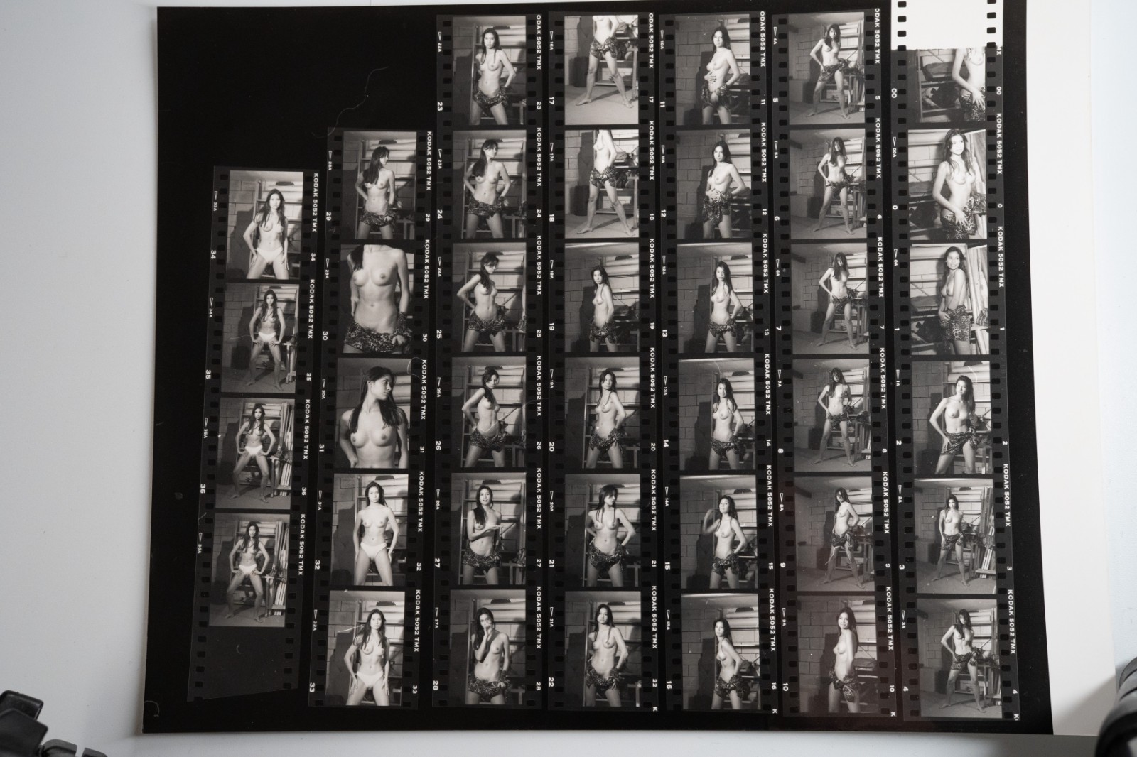 PHOTO Argentique France Planche contact femme nue nu artistique 24x30cm 1980