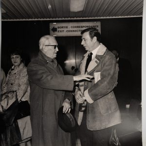 Photo Argentique aéroport d'Orly	Yves Montand Maurice Chevalier	43X47cm 1960