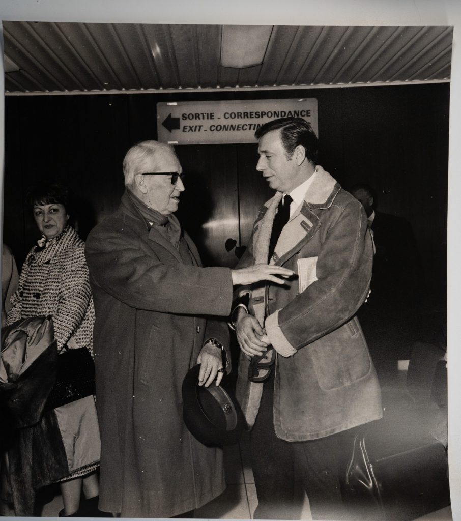 Photo Argentique aéroport d'Orly Yves Montand Maurice Chevalier 43X47cm 1960