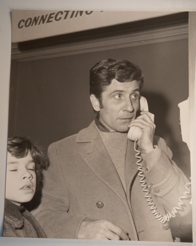 Photo Argentique France aéroport d'Orly Gilbert Becaud 38X47cm 1960