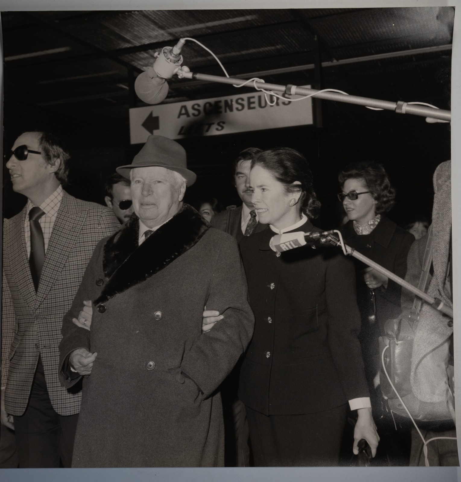 Photo Argentique France aéroport d'Orly Charlie Chaplin 46X47cm 1960