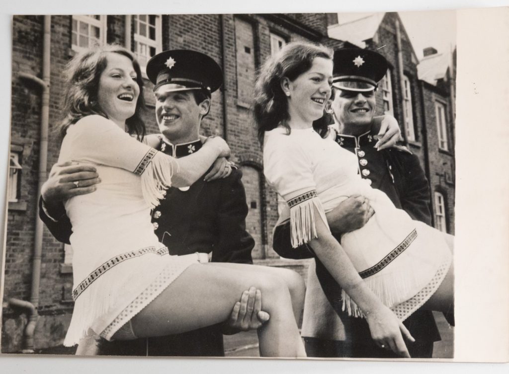 PHOTO Argentique Londres Gardes couples soeurs jumelles 13X18cm	1970
