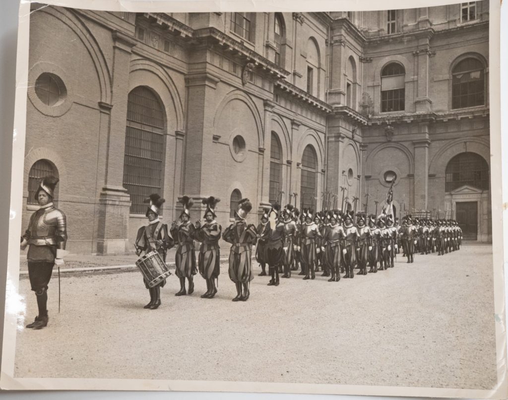 TIRAGE PHOTO Argentique Italie Garde Suisse Vatican 21X25cm 1960