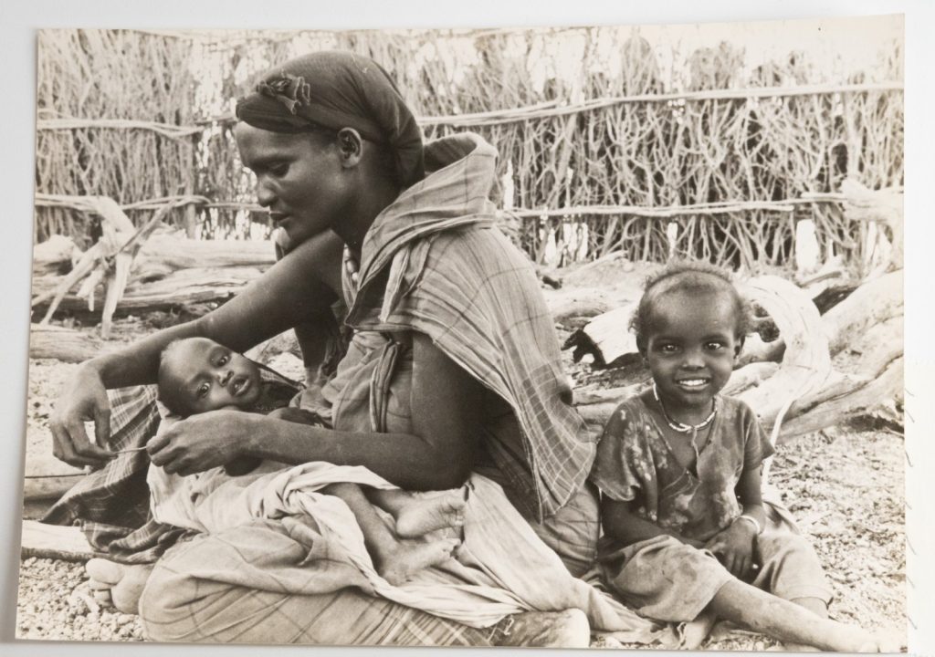photo SOMALIE  Afrique	13X18cm	1980 famille enfant famine