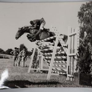 PHOTO Argentique	France	Equitation cheval saut d'obstacles	17X23	1970