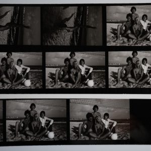 PHOTO Planche contact Femme en maillot de bain à la plage Pinup 18X24cm	1970