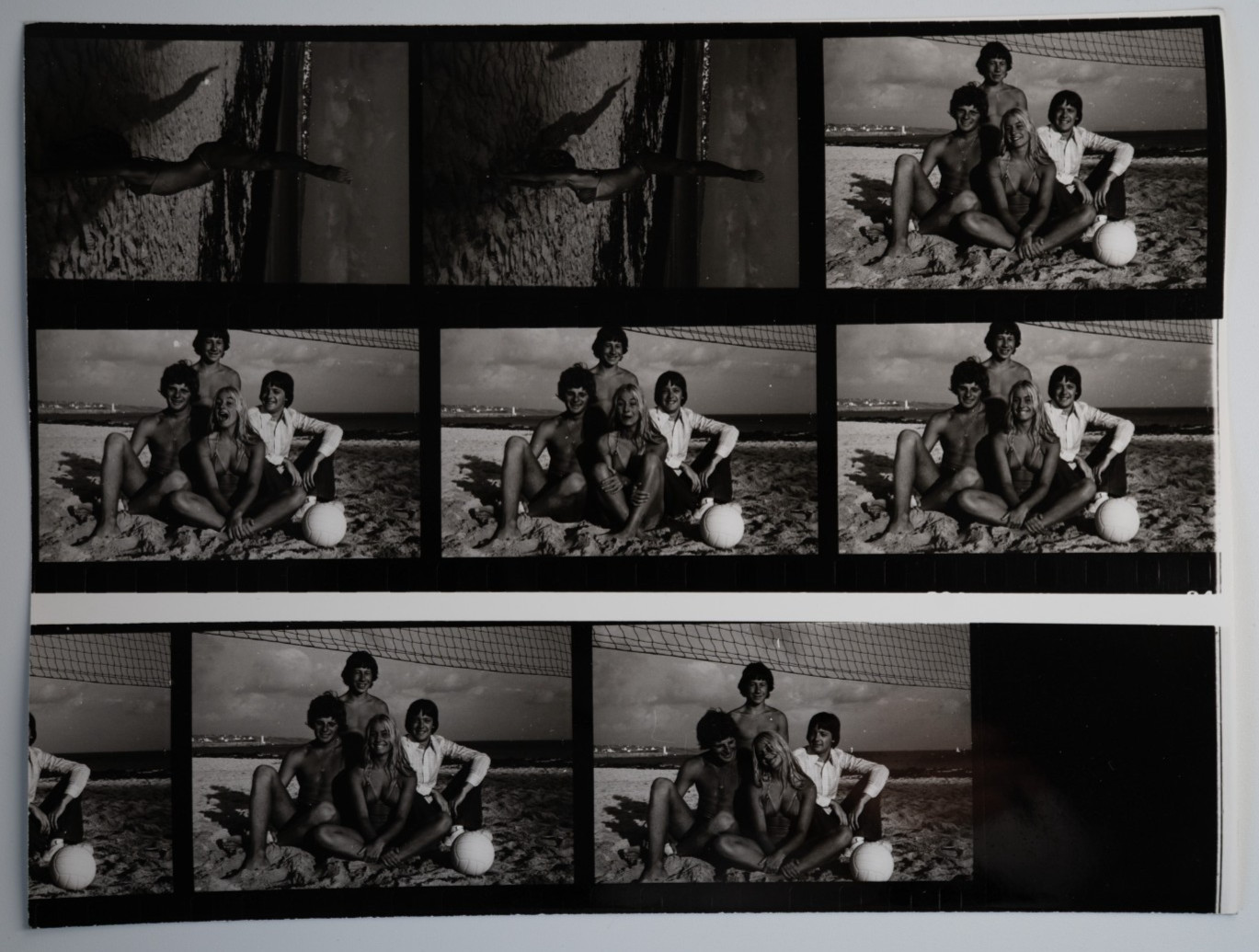 PHOTO Planche contact Femme en maillot de bain à la plage Pinup 18X24cm 1970