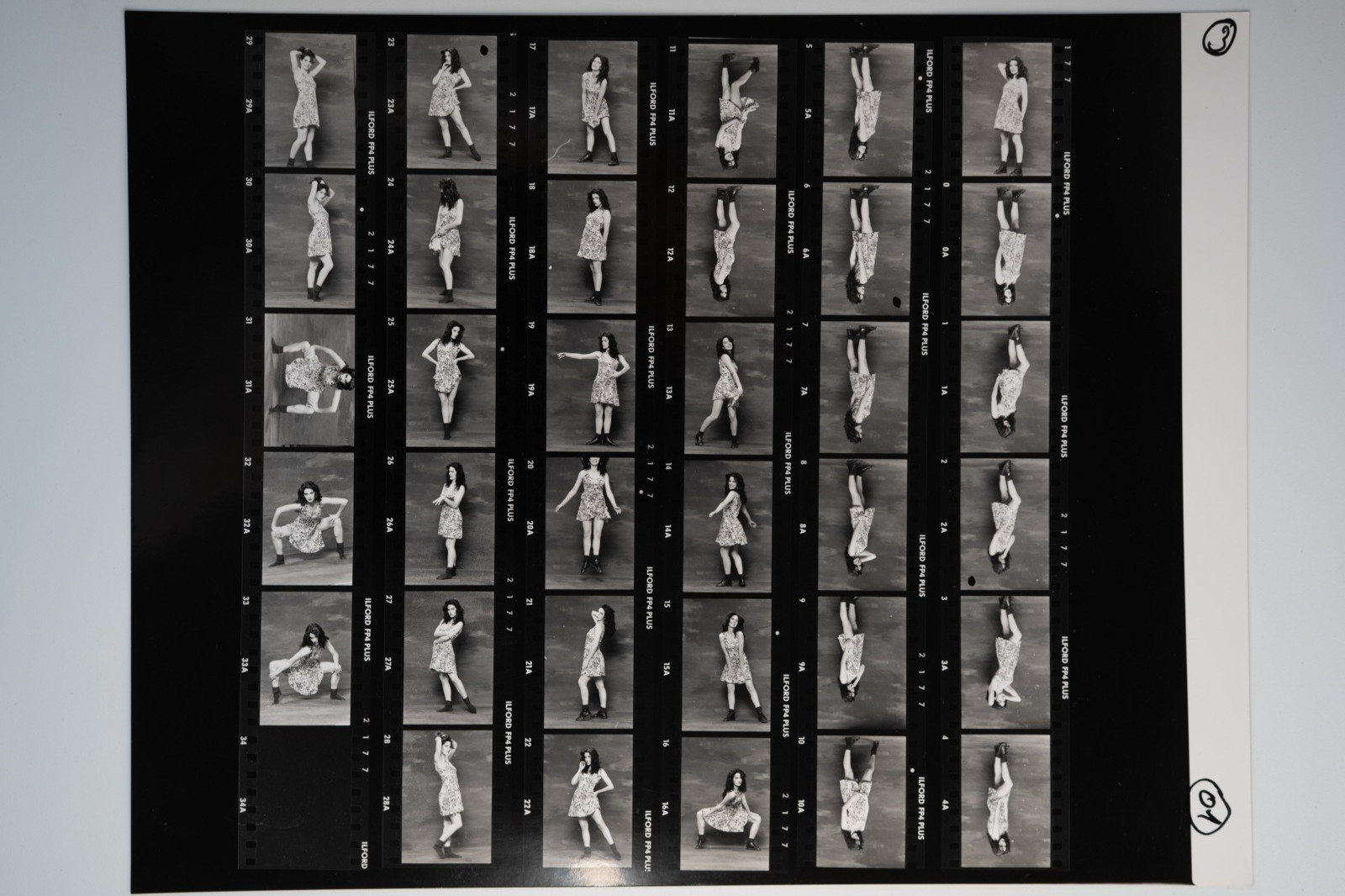 PHOTO Argentique France Planche contact femme pinup STUDIO 24x30cm 1980