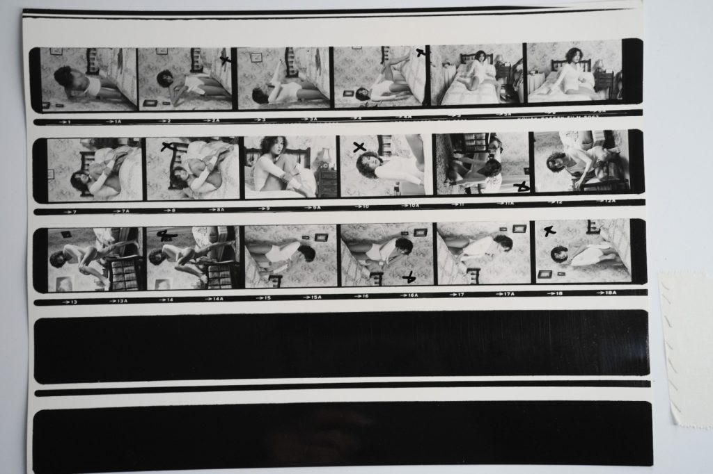 PHOTO Argentique France planche contact PINUP chez elle 18X24cm 1980