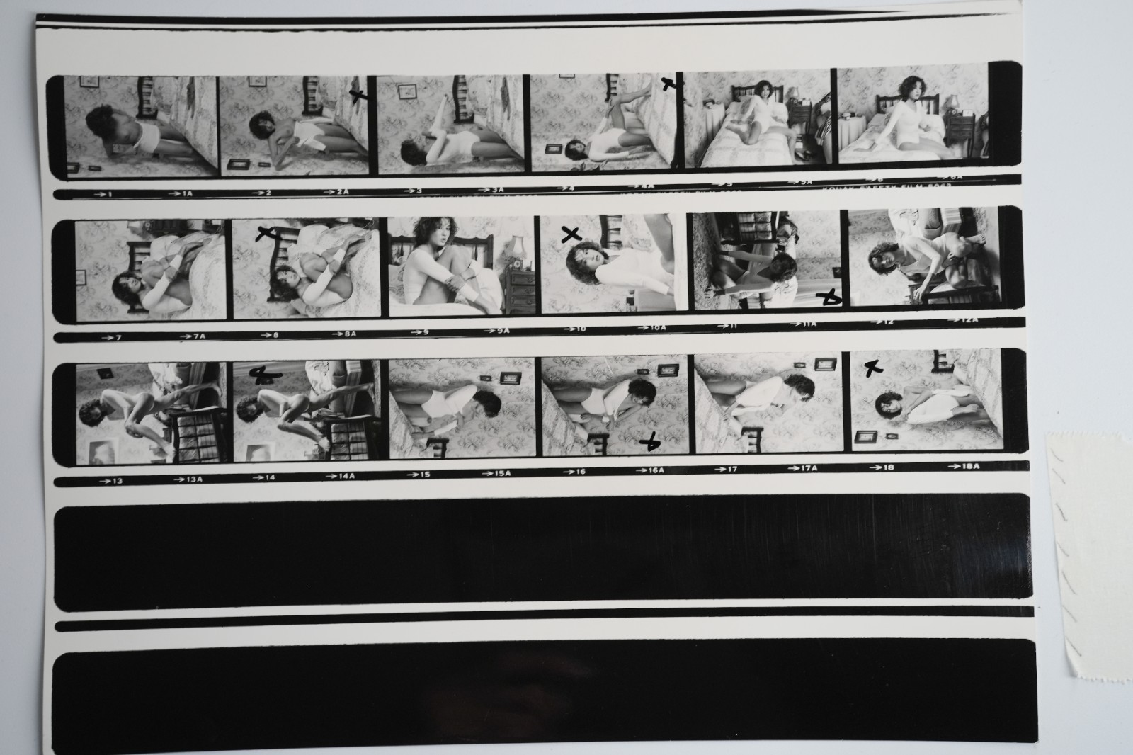 PHOTO Argentique France planche contact PINUP chez elle 18X24cm 1980