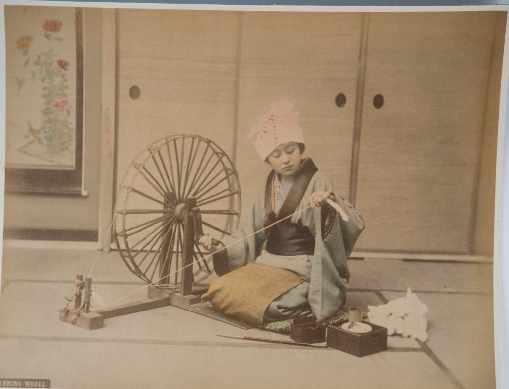 TIRAGE PHOTO	Albumine	Japon	Femme au rouet	20X25cm	1880 Adolfo Farsari