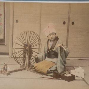 TIRAGE PHOTO	Albumine	Japon	Femme au rouet	20X25cm	1880 Adolfo Farsari