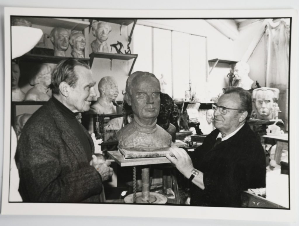 PHOTO Czesław Miłosz devant sa sculpture avec le scupteur 13X18cm	1980