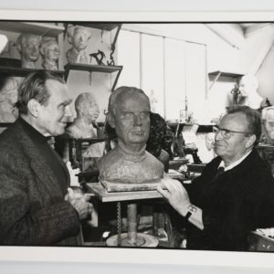 PHOTO Czesław Miłosz devant sa sculpture avec le scupteur 13X18cm 1980