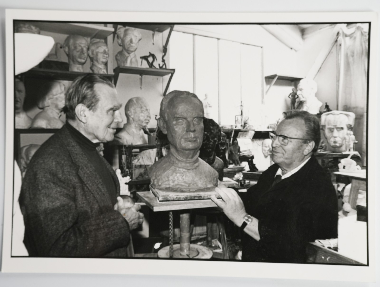 PHOTO Czesław Miłosz devant sa sculpture avec le scupteur 13X18cm 1980