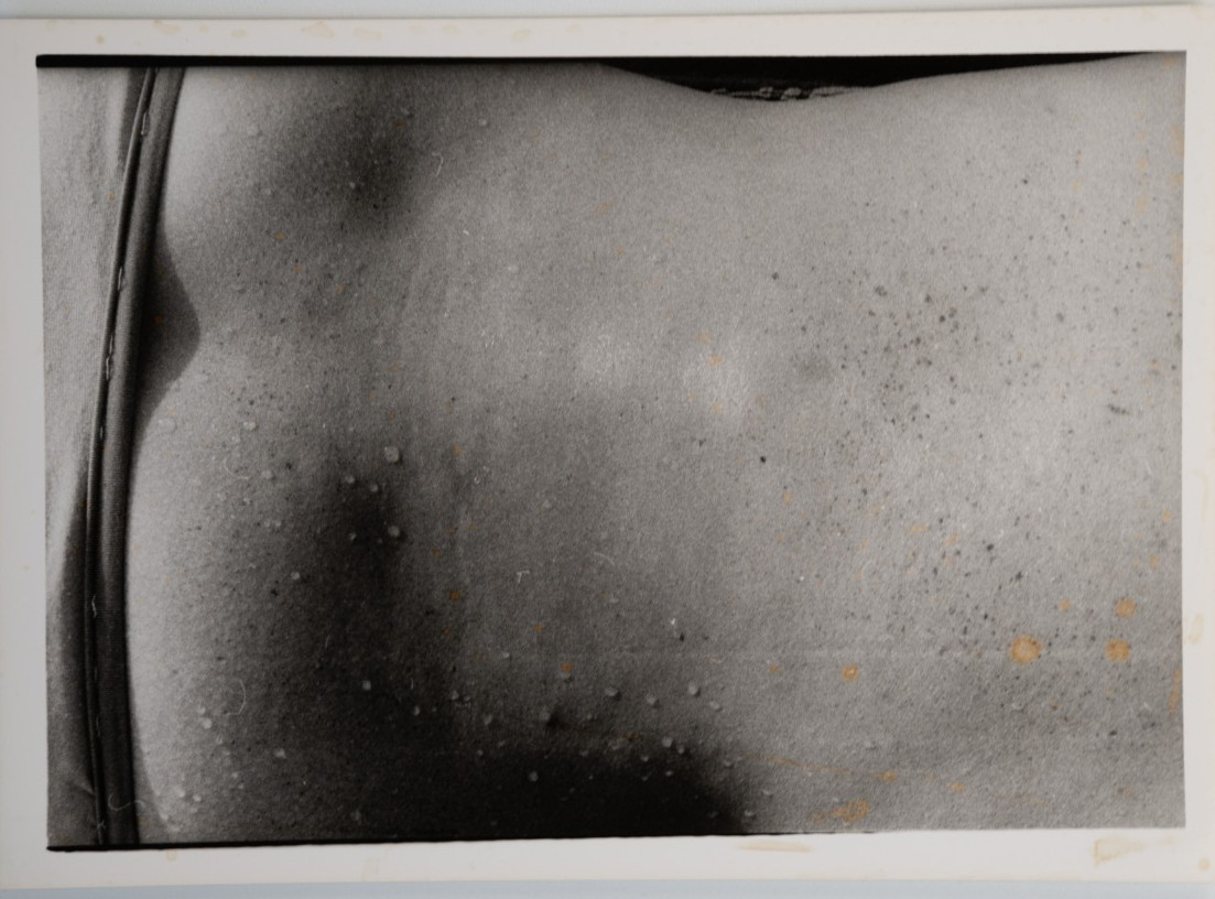 PHOTO Argentique France DOS DE FEMME NUE 13X18cm 1970