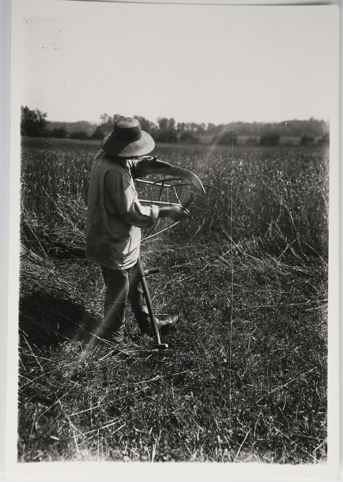 PHOTO Argentique Scène rurale agriculteur fauche un champs 13X18cm 1970