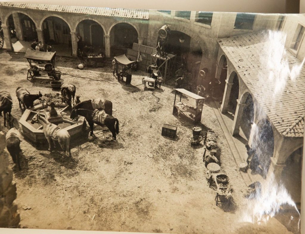 PHOTO argentique tampon DIMITRI 1960 SCENE DE FILM, décor de western 21X30CM
