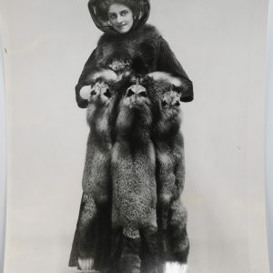 RETIRAGE PHOTO Argentique France femme EN FOURRURE 18X24cm