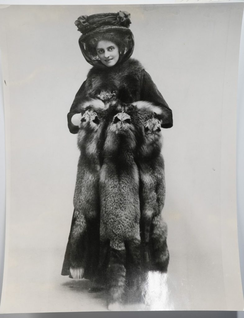 RETIRAGE PHOTO	Argentique	France	femme EN FOURRURE 18X24cm