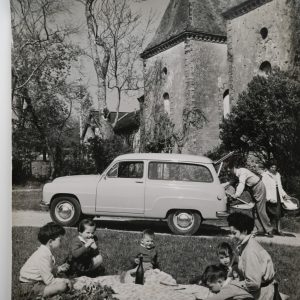Photo France pique-nique EN FAMILLE AVEC UNE SIMCA CHATELAINE 24x30cm 1950