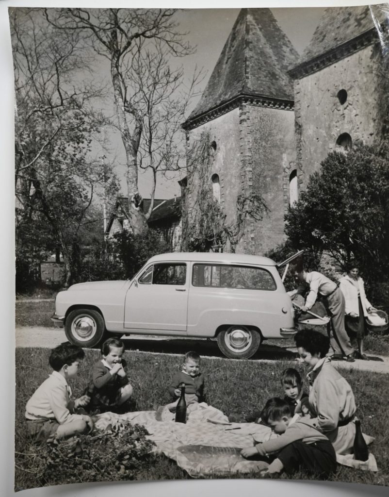 Photo France	 pique-nique EN FAMILLE AVEC UNE SIMCA CHATELAINE	24x30cm	1950