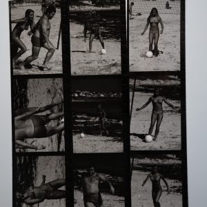 PHOTO Planche contact Femme en maillot de bain à la plage Pinup 18X24cm	1970