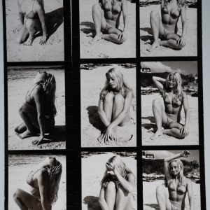 PHOTO Planche contact Femme en maillot de bain à la plage Pinup 18X24cm	1970