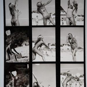 PHOTO Planche contact Femme en maillot de bain à la plage Pinup 18X24cm	1970