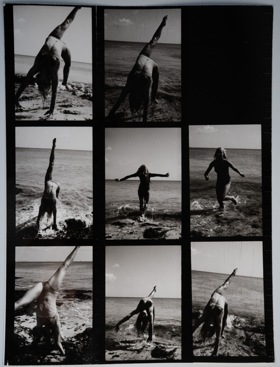 PHOTO Planche contact Femme en maillot de bain à la plage Pinup 18X24cm 1970