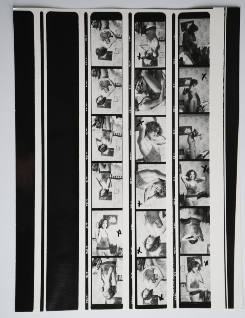 PHOTO Argentique France planche contact PINUP chez elle 18X24cm 1980