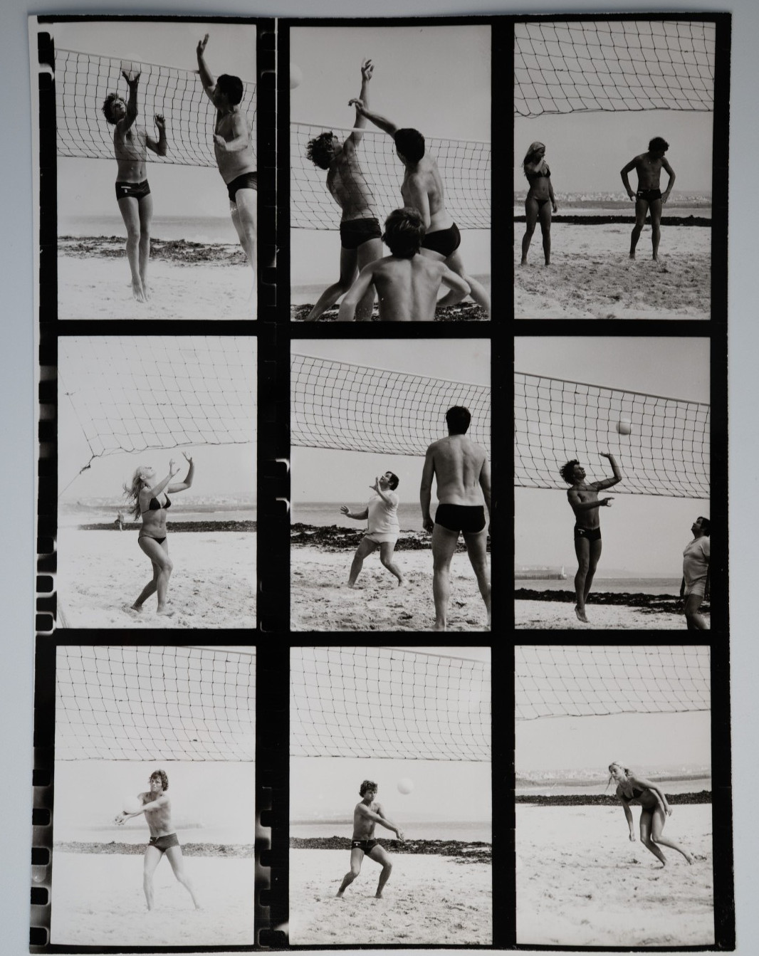 PHOTO Planche contact Femme en maillot de bain à la plage Pinup 18X24cm 1970