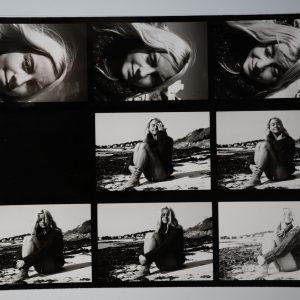 PHOTO Planche contact Femme en maillot de bain à la plage Pinup 18X24cm	1970