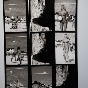 PHOTO Planche contact Femme en maillot de bain à la plage Pinup 18X24cm	1970