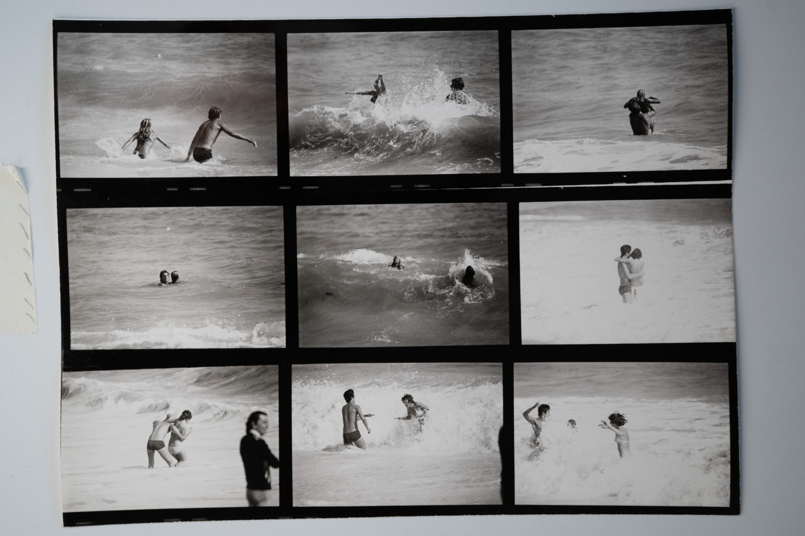 PHOTO Planche contact Femme en maillot de bain à la plage Pinup 18X24cm 1970
