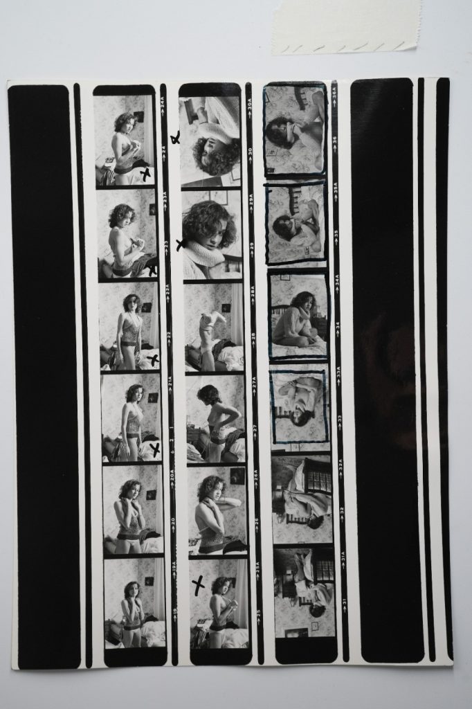 PHOTO Argentique France planche contact PINUP chez elle 18X24cm 1980