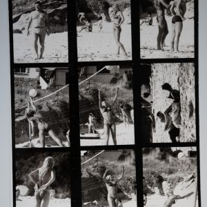 PHOTO Planche contact Femme en maillot de bain à la plage Pinup 18X24cm	1970