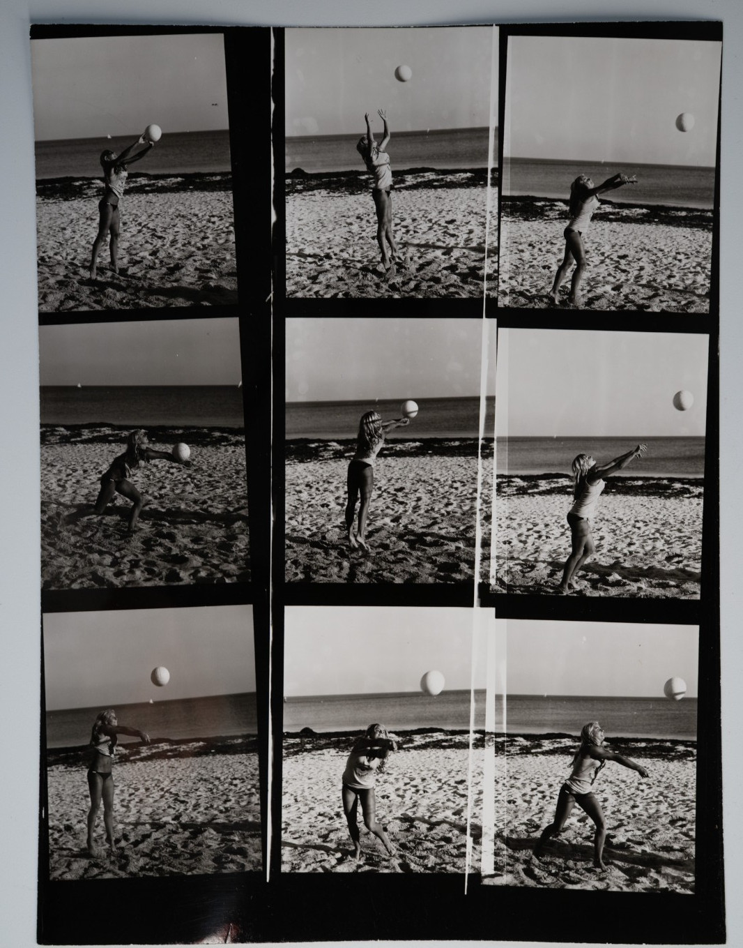 PHOTO Planche contact Femme en maillot de bain à la plage Pinup 18X24cm 1970