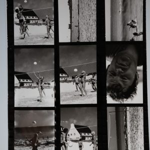 PHOTO Planche contact Femme en maillot de bain à la plage Pinup 18X24cm	1970