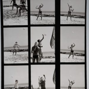 PHOTO Planche contact Femme en maillot de bain à la plage Pinup 18X24cm	1970